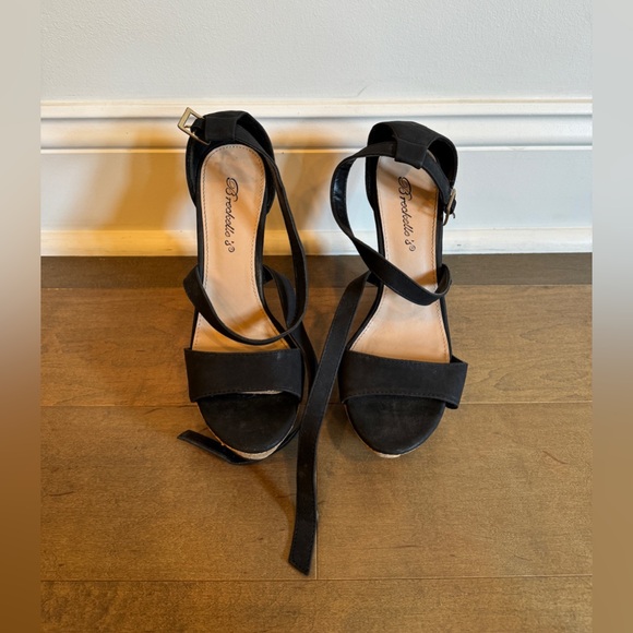 Breckelle’s Wedges - Picture 1 of 5